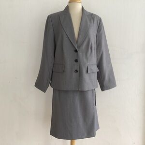 Giorgio Sant’Angelo Gray Fine Herringbone Notch Collar Blazer and Skirt Suit 16W